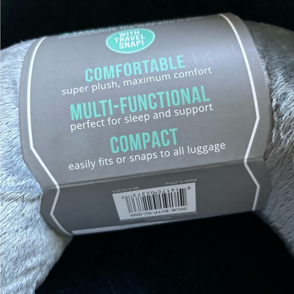 Super plush, travel pillow with front snap - Picture 3 of 3